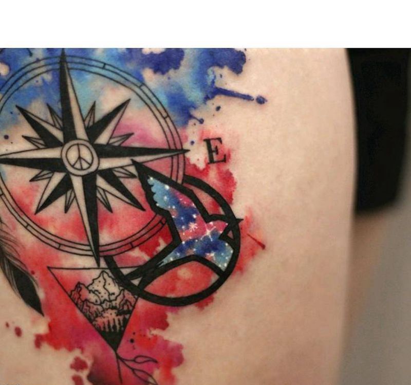 外国小姐姐对店内的信任纹身图片_腿部水墨水彩纹身图案