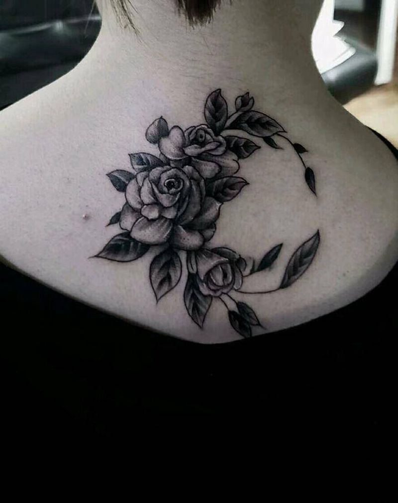 花环纹身图片_背部颈部素花纹身图案