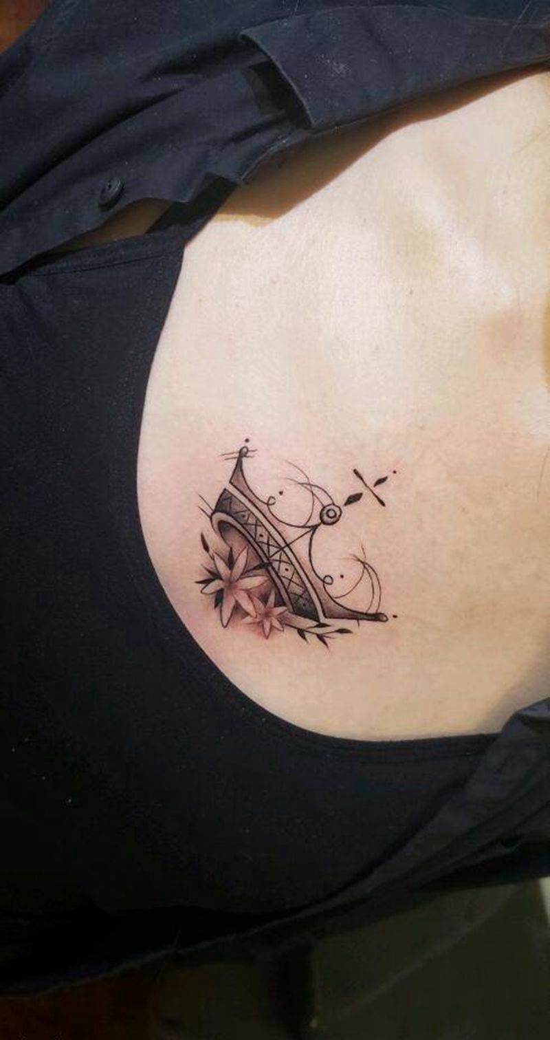 皇冠纹身图片_胸部皇冠 花纹身图案