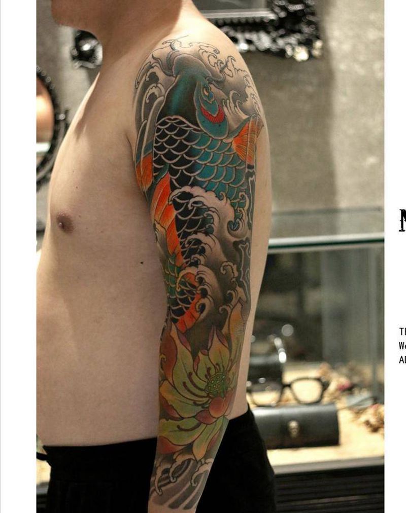 传统锦鲤花臂纹身图片_手臂新传统老传统纹身图案