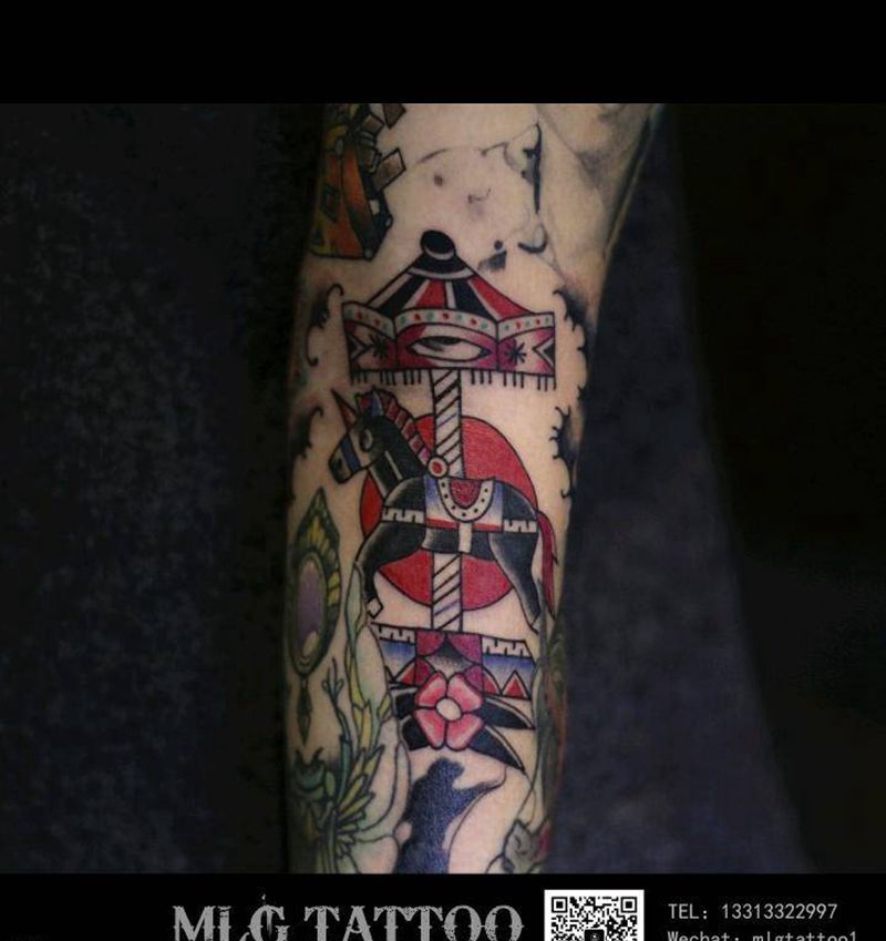 旋转木马和地图纹身图片