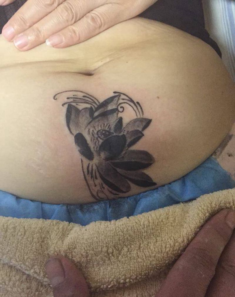 荷花覆盖疤痕纹身图片