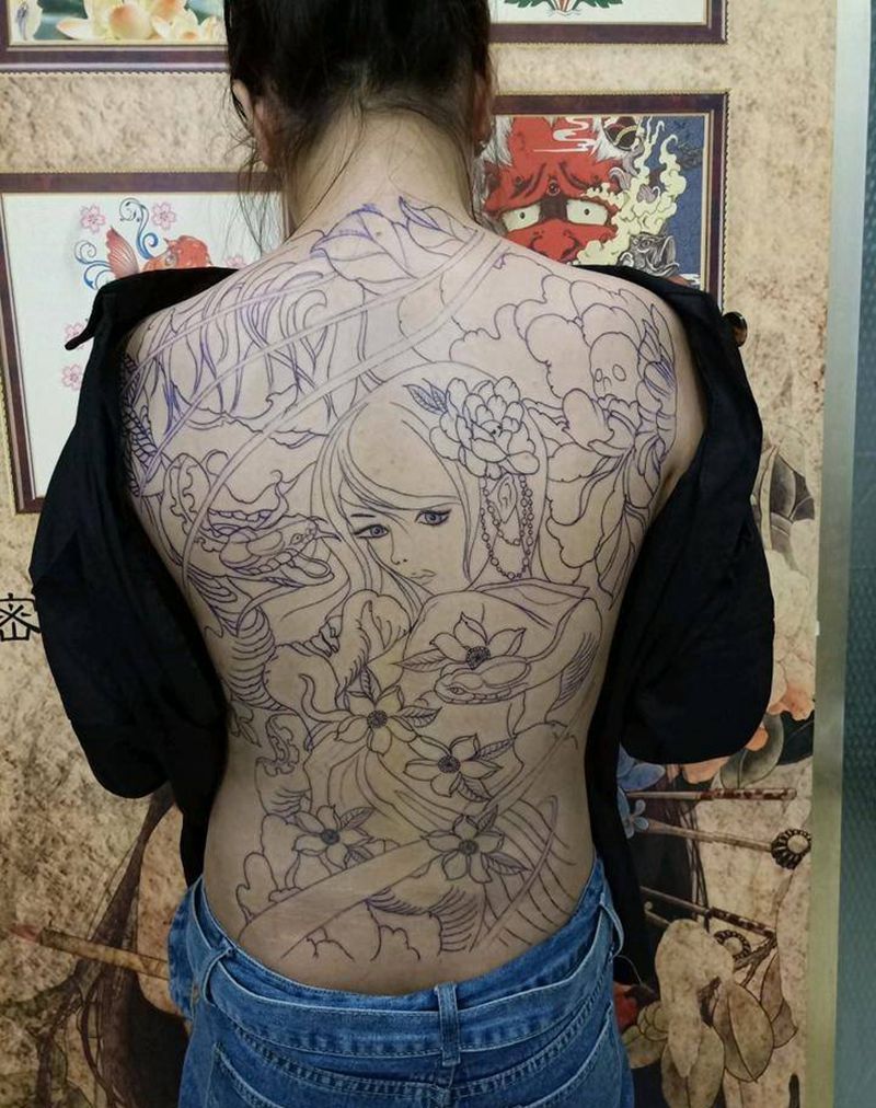 满背线条纹身图片_背部纹身图案