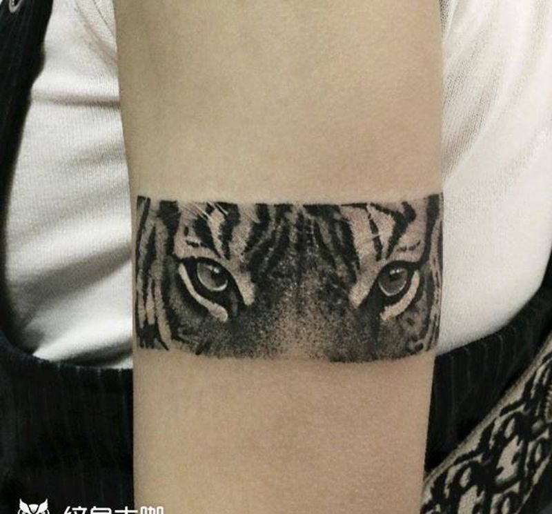 臂环老虎细腻写实纹身图片_手臂欧美写实点刺纹身图案