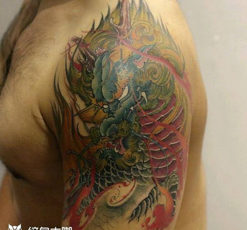 大臂麒麟纹身图片_肩部老传统新传统纹身图案