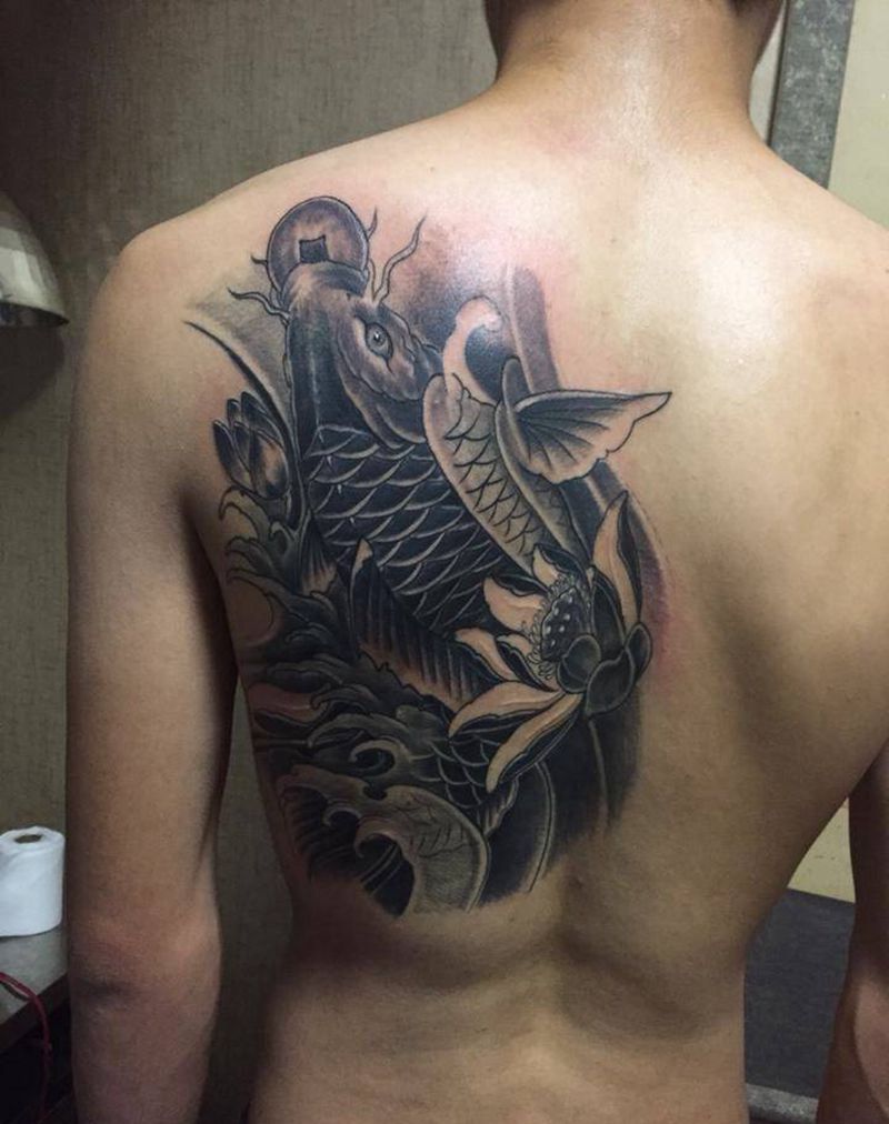 后肩鲤鱼纹身图片