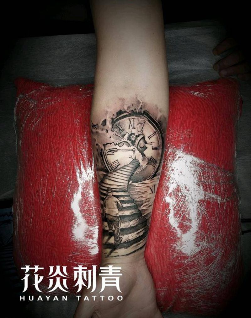 穿越时间纹身图片_手臂欧美写实纹身图案