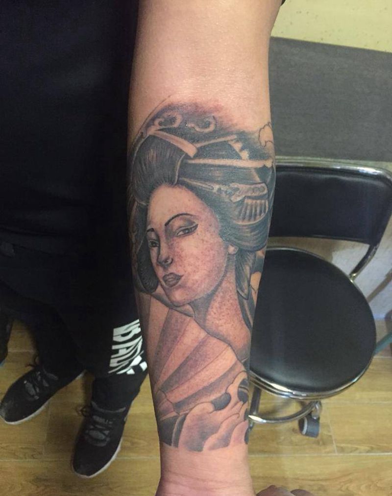 彩色艺妓包小臂未完成！纹身图片