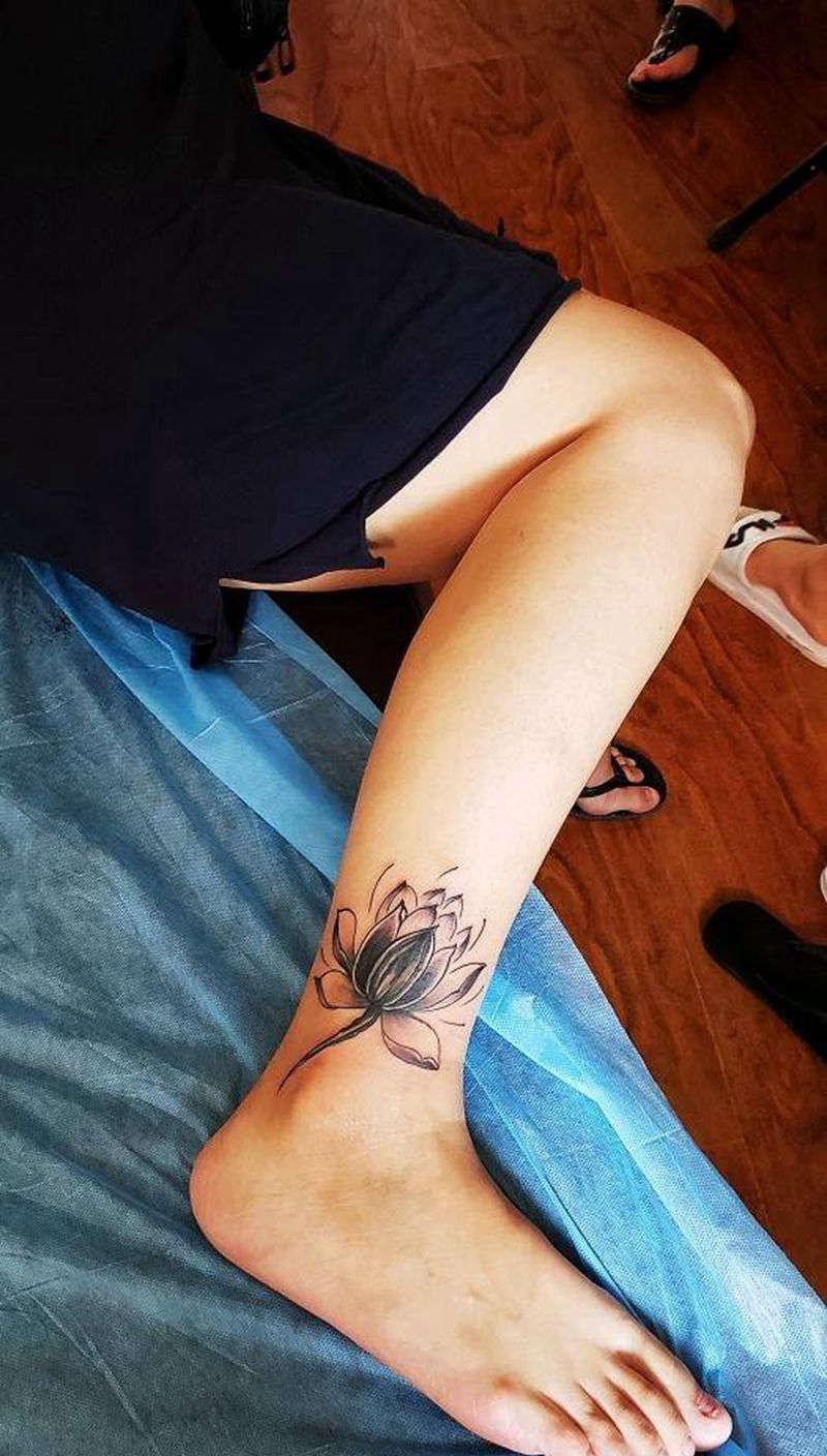 荷花纹身图片_腿部纹身图案