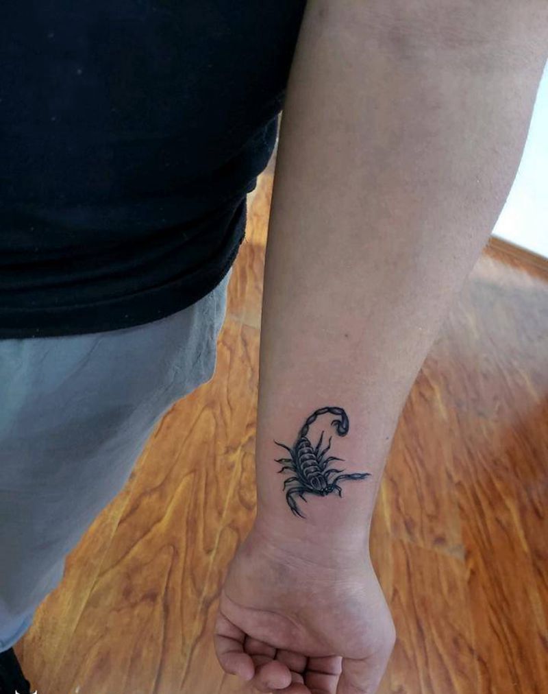 蝎子纹身图片_手臂老传统纹身图案