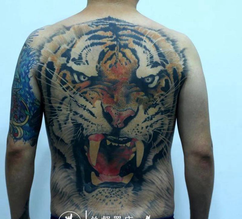3D超写实老虎纹身图片_成品背部欧美写实动物纹身图案