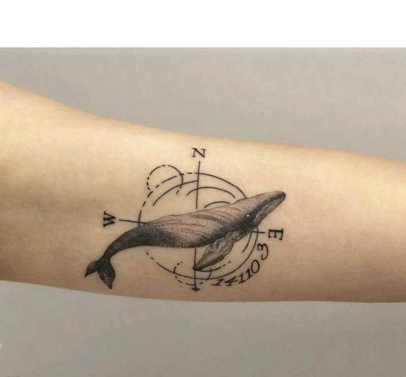 鲸纹身图片_手臂几何点刺纹身图案