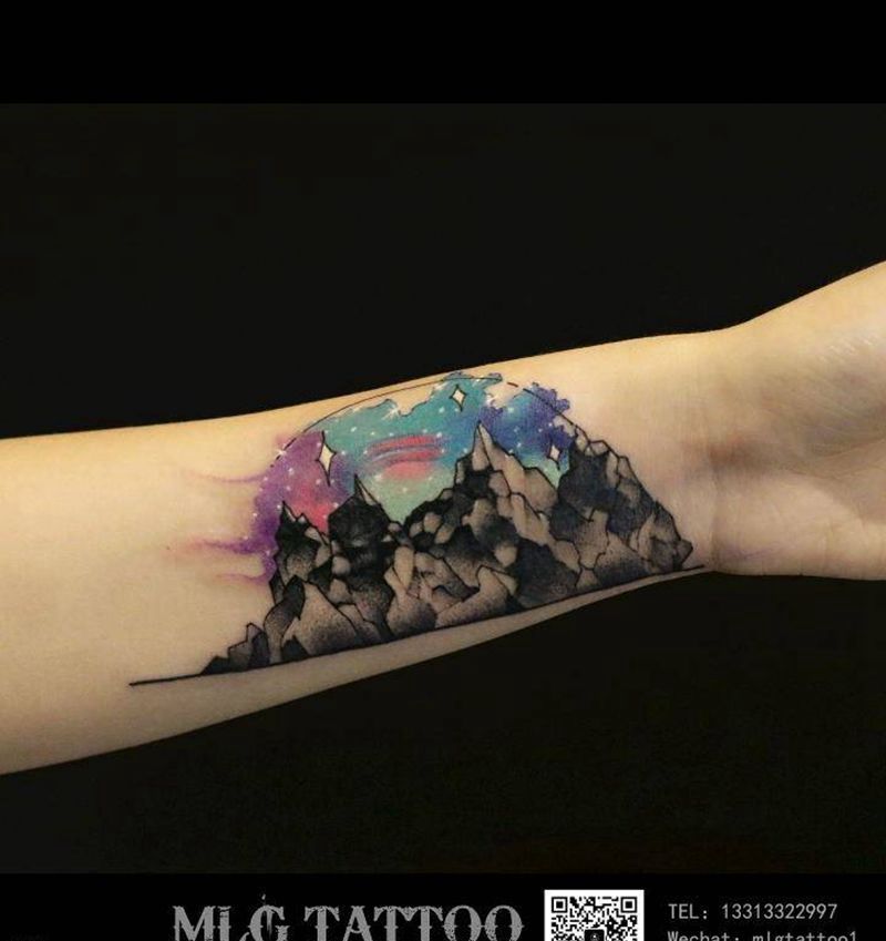 山峰和星空纹身图片_手臂水彩纹身图案