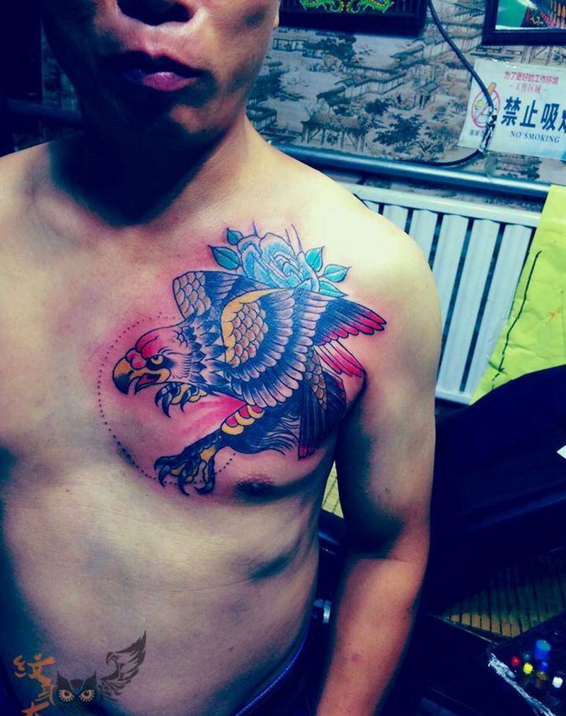 胸口鹰纹身图片