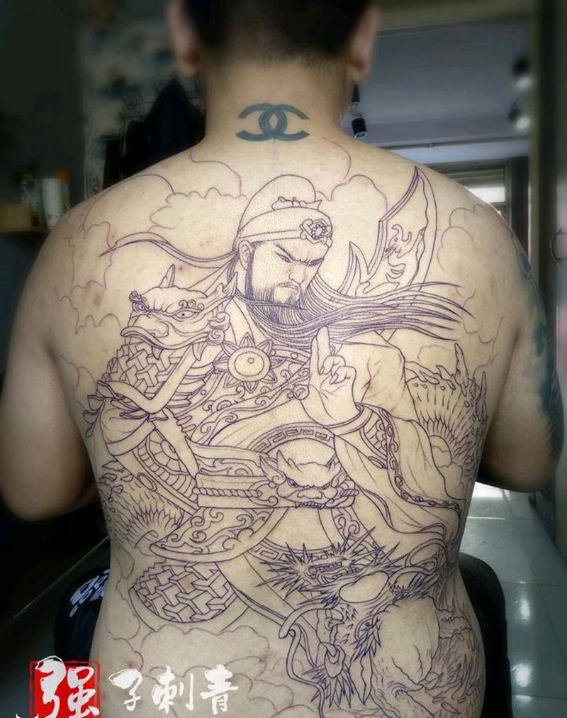 又一个满背关公纹身图片_背部新传统关羽线条关公踏龙纹身图案
