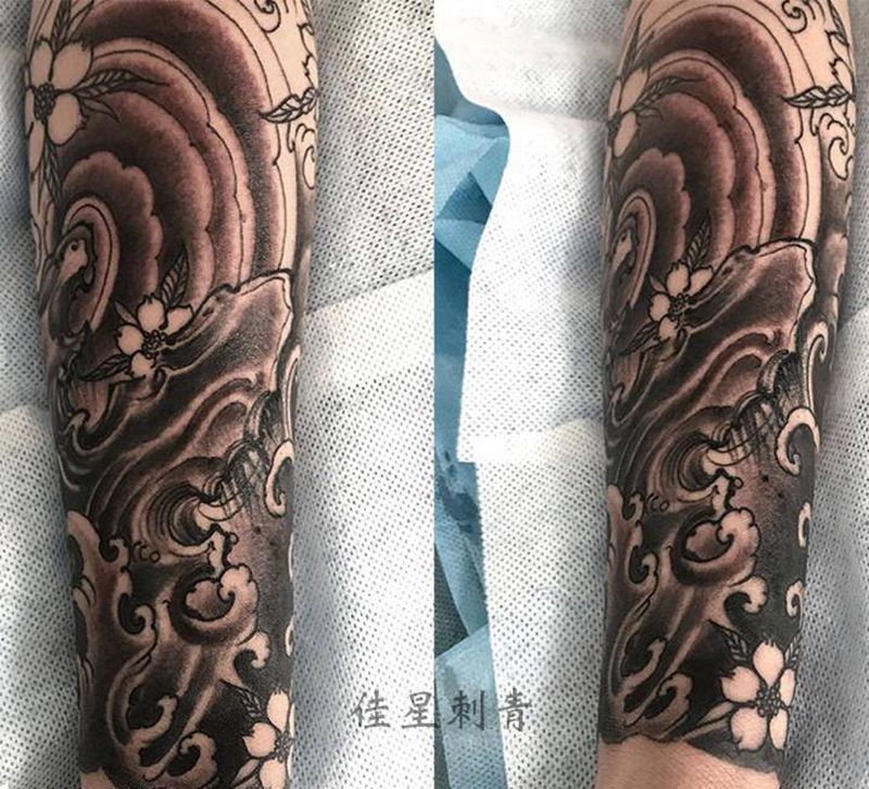 小臂未完纹身图片_手臂新传统纹身图案