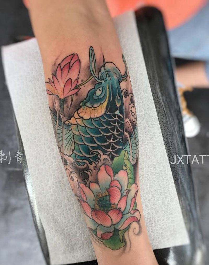莲花恢复后，加条鱼纹身图片_手臂新传统纹身图案