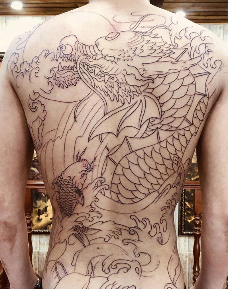 敖纹身图片_背部老传统纹身图案