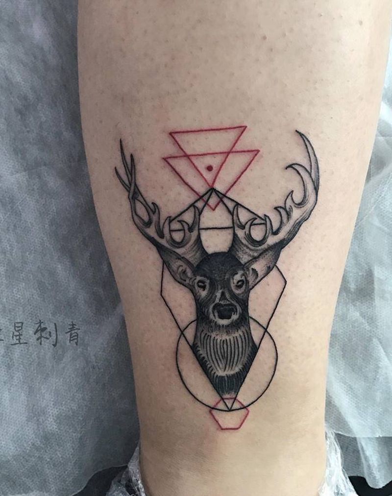 鹿纹身图片_腿部点刺鹿纹身图案