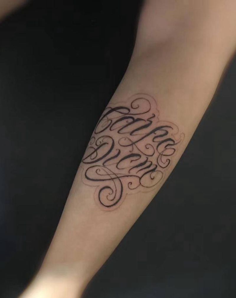 及时行乐纹身图片_腿部花体字纹身图案