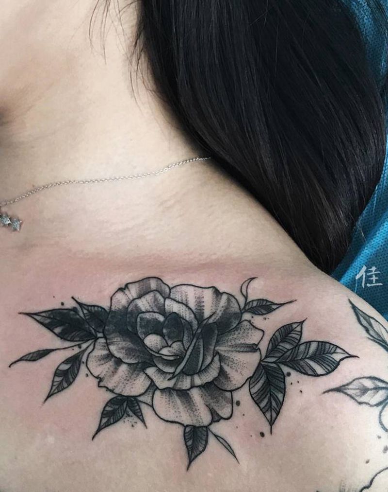 遮盖纹身图片_胸部点刺纹身图案