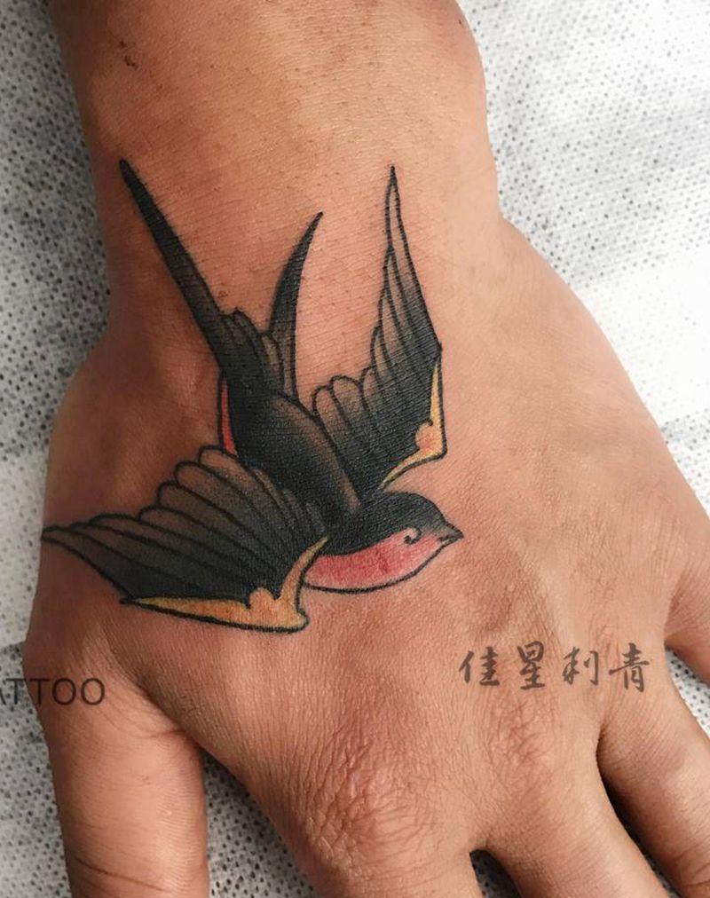 手背燕子纹身图片_手部Old School纹身图案