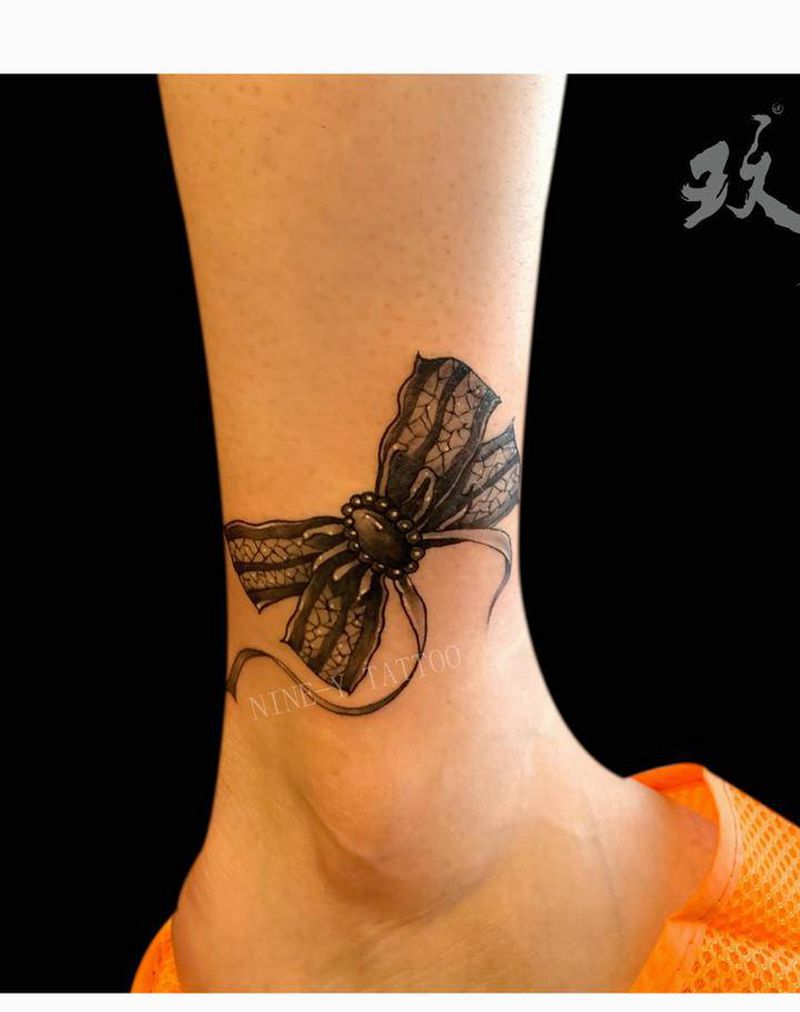 蝴蝶结纹身图片_腿部欧美写实纹身图案