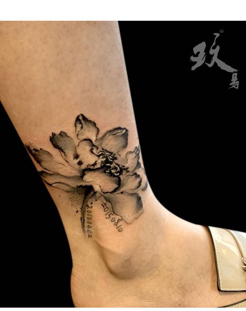 荷花纹身图片_腿部水墨纹身图案