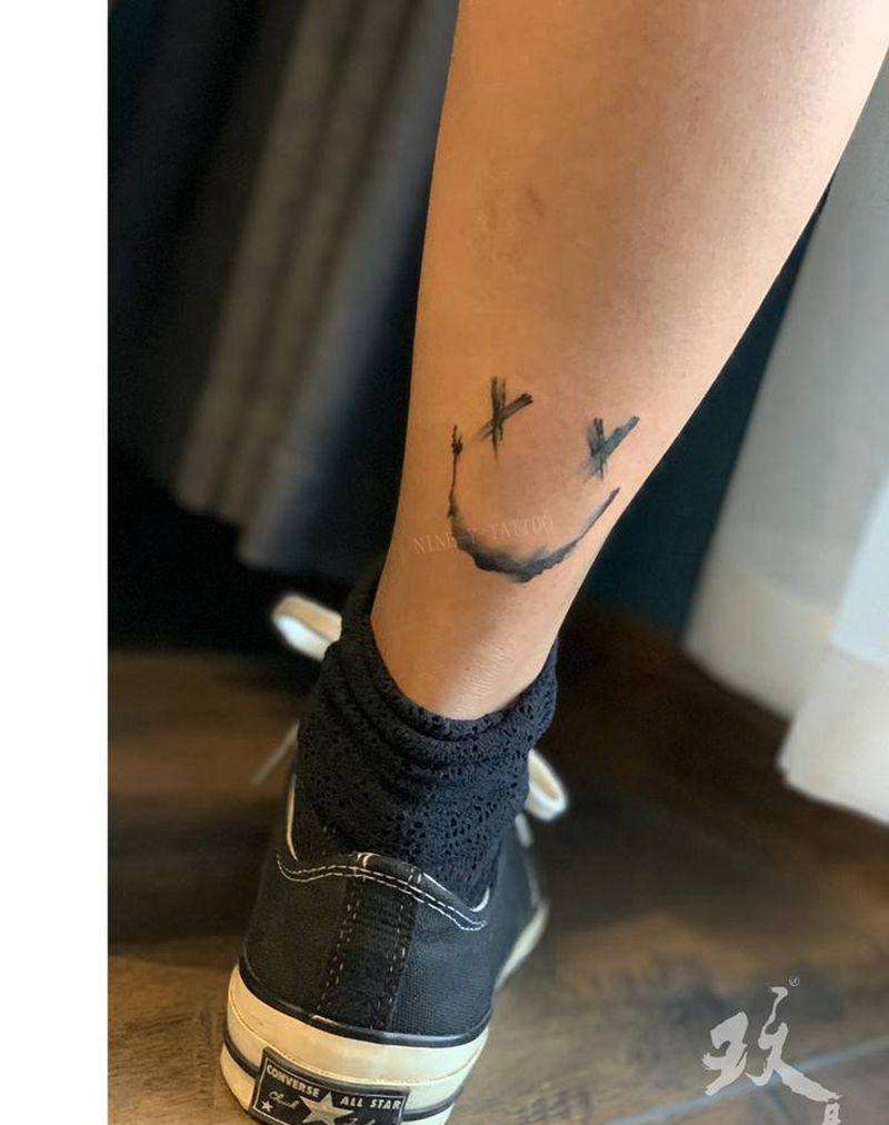 笑脸纹身图片_腿部水墨纹身图案