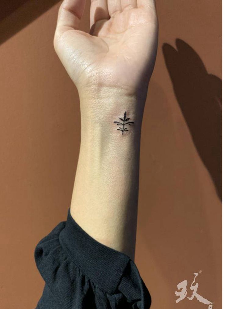 小清新纹身图片_手部几何纹身图案