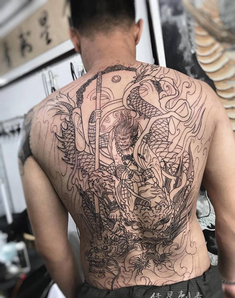满背未完纹身图片_背部新传统纹身图案