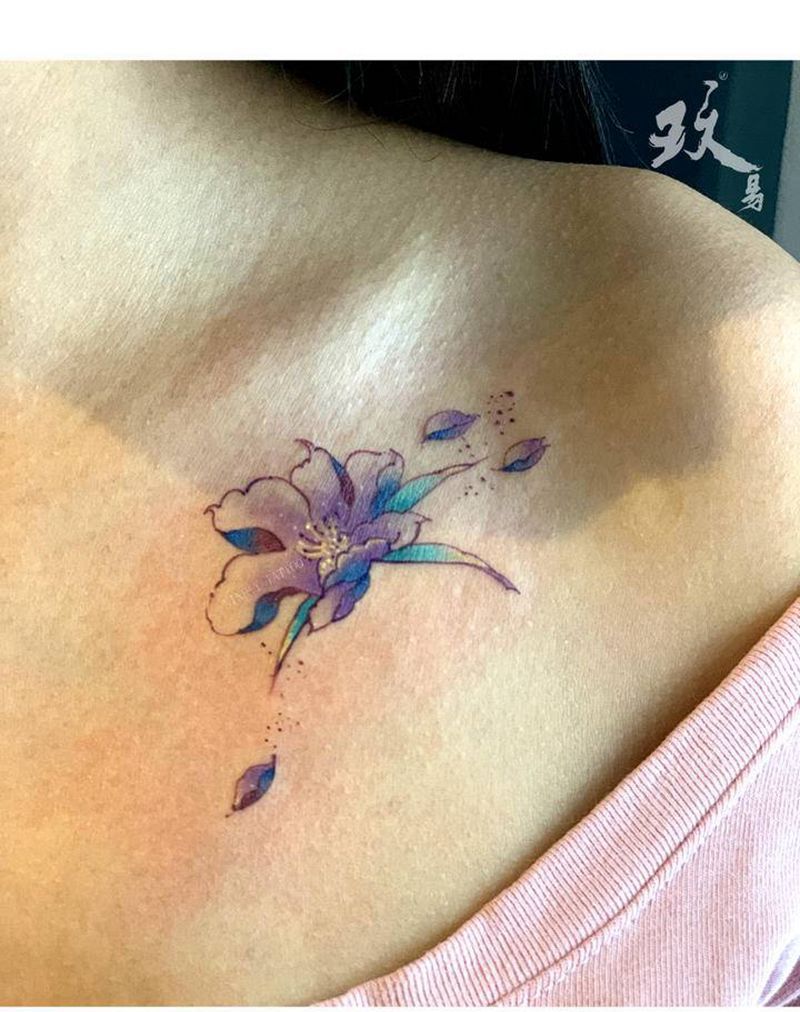 小花纹身图片_颈部水彩纹身图案