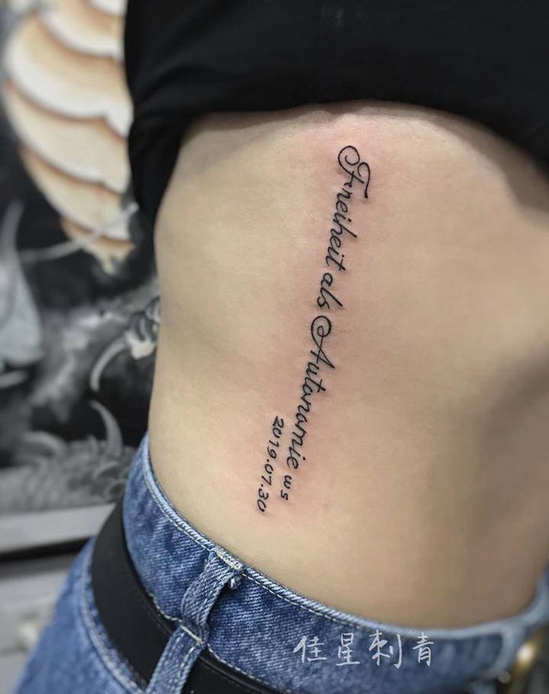 情侣纹身图片_胸部花体字纹身图案