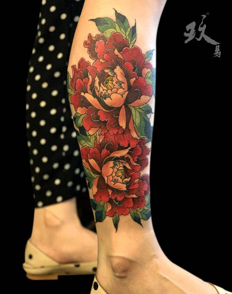 牡丹纹身图片_腿部新传统纹身图案