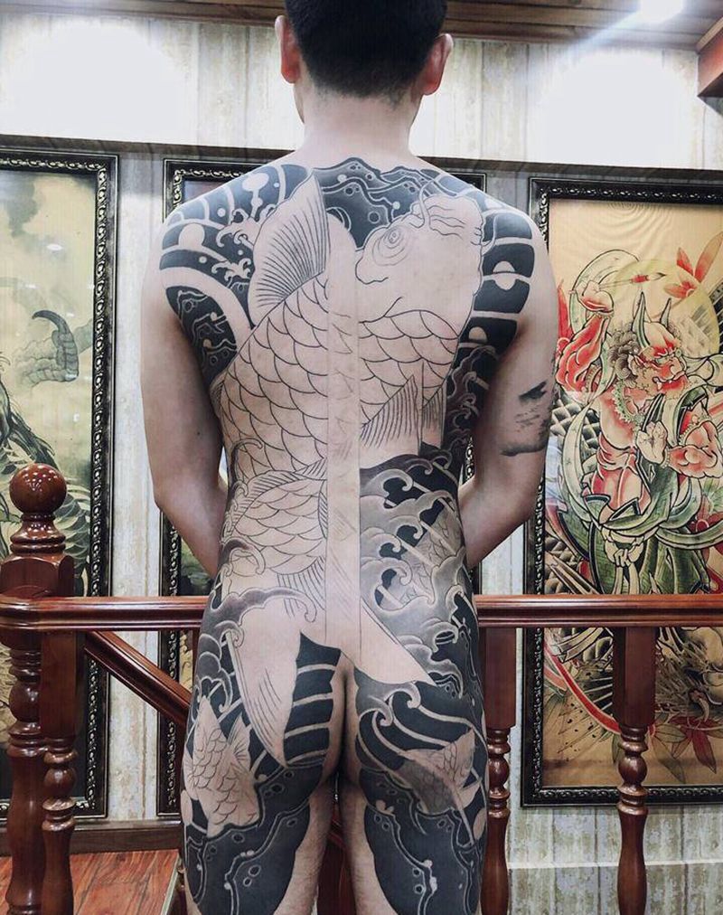 鱼纹身图片_背部老传统纹身图案