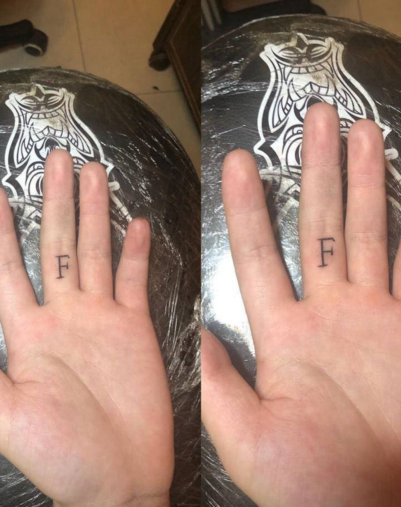 F花体纹身图片_手部纹身图案
