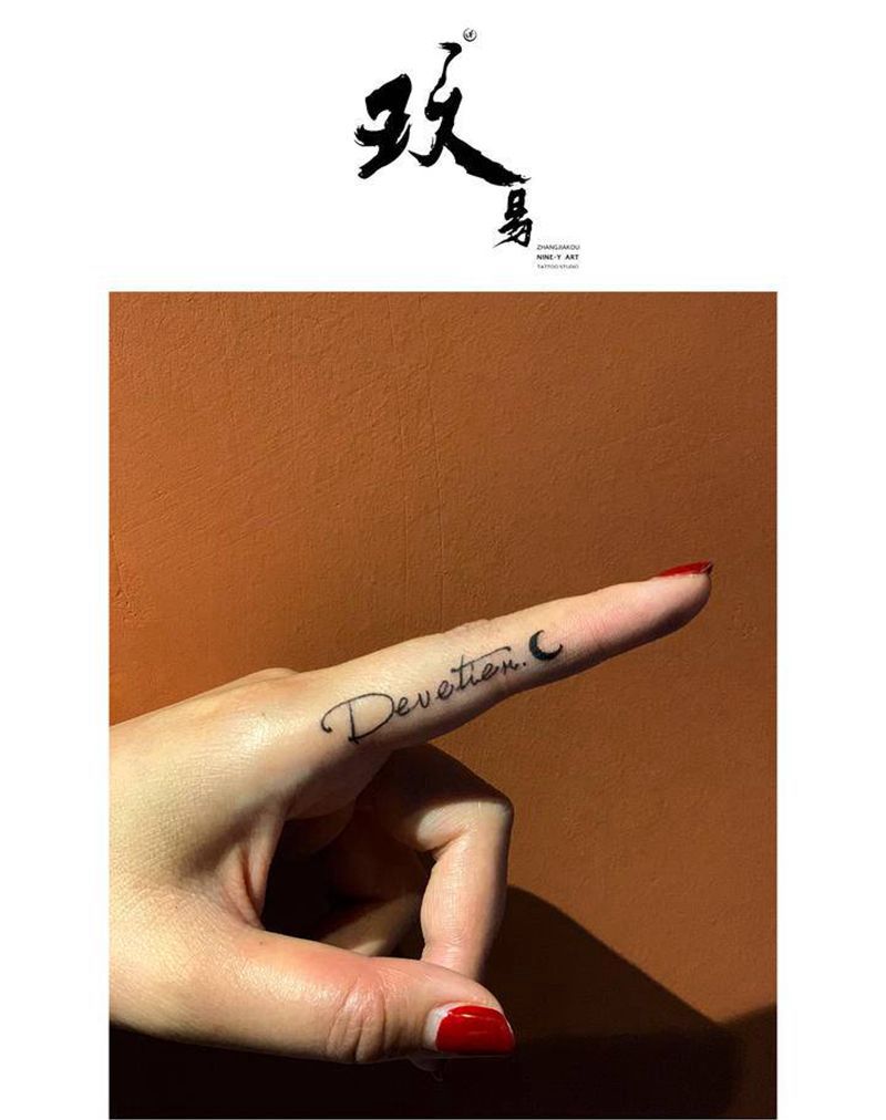 小清新纹身图片_手部花体字纹身图案