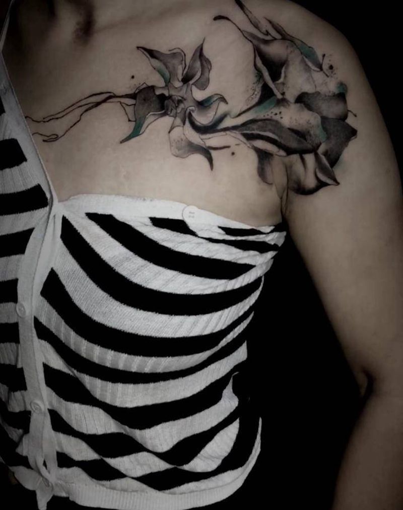 水墨马蹄莲纹身图片_胸部纹身图案