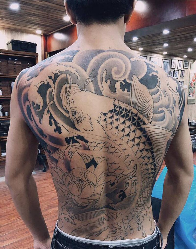 满背锦鲤纹身图片_背部新传统纹身图案