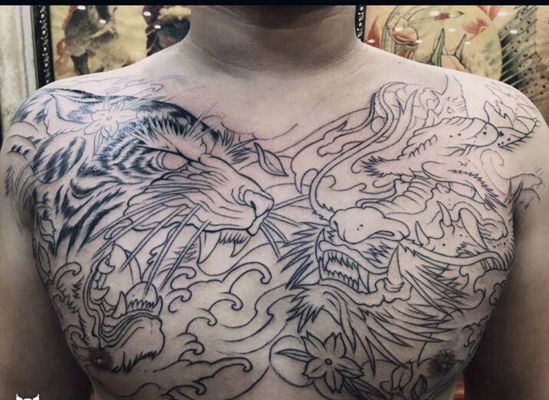 前胸 龙虎斗纹身图片_胸部新传统纹身图案