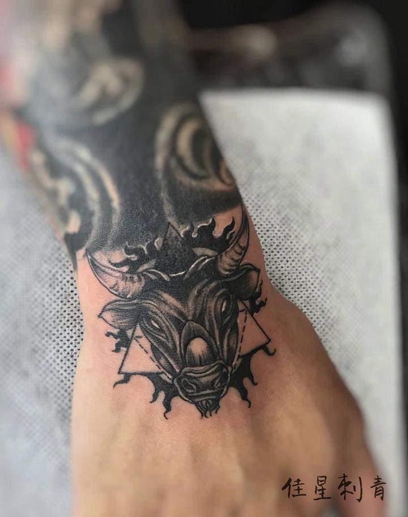 牛头遮盖纹身图片_手臂牛纹身图案