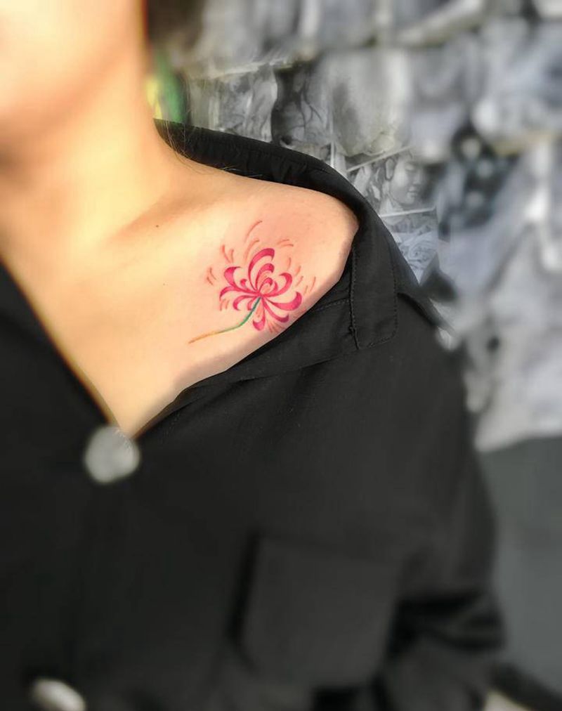 彼岸花纹身图片_胸部纹身图案