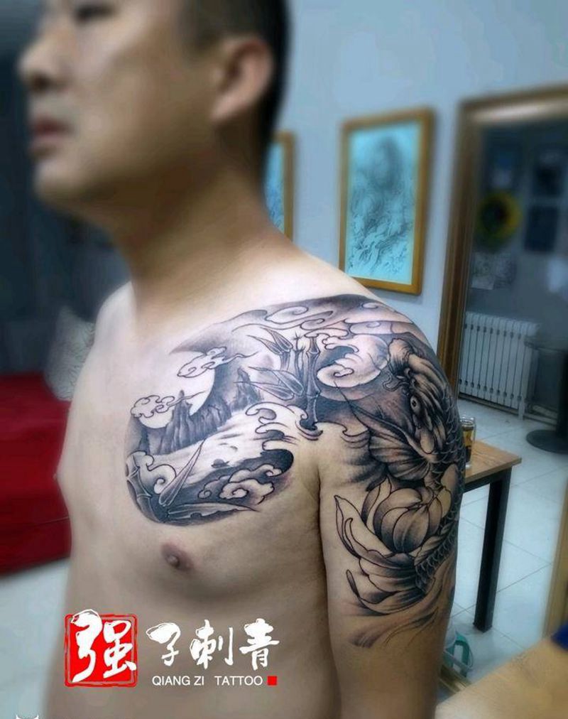 半胛《招财鲤鱼》纹身图片_胸部肩部新传统半胛纹身图案