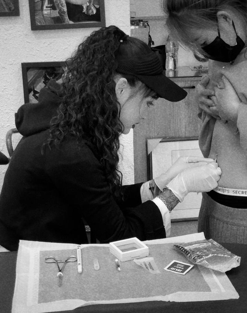 今日脐钉纹身图片_腹部纹身图案