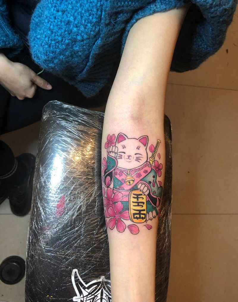 彩色招财猫纹身图片_手臂手部纹身图案