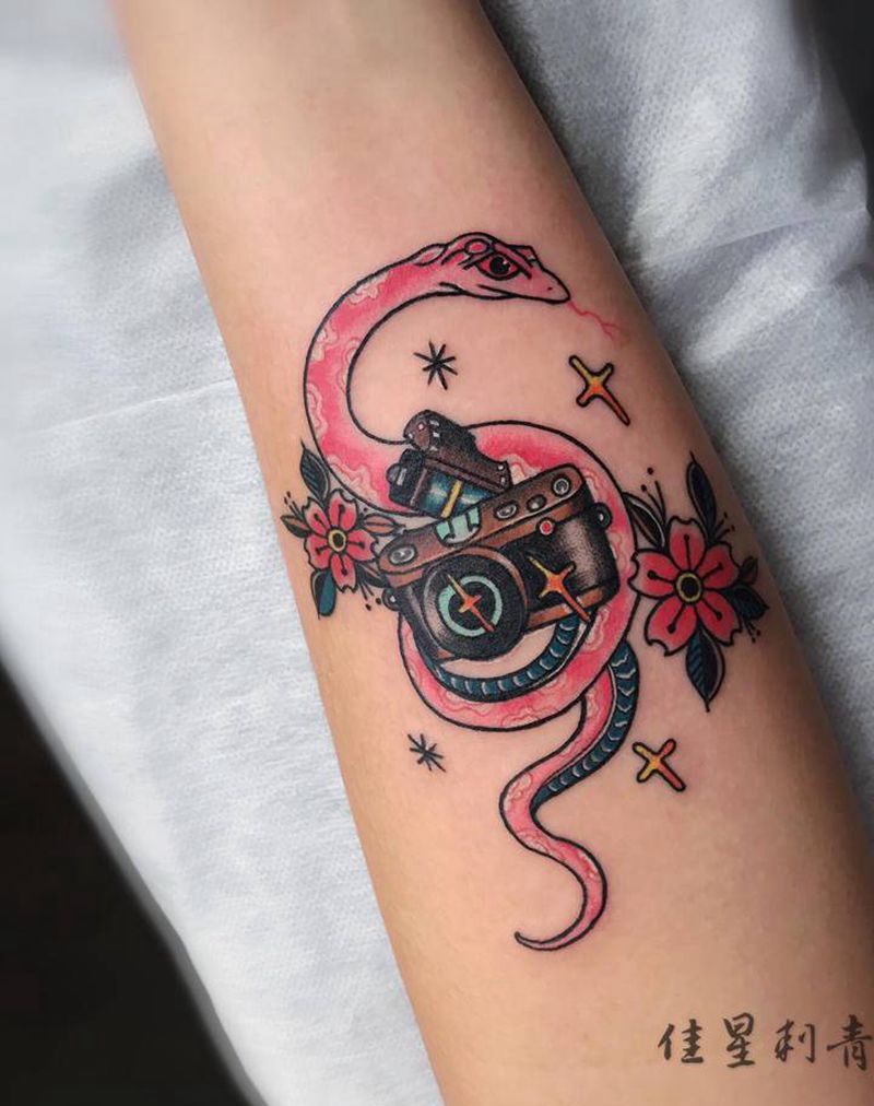 小宠物怪可爱的纹身图片_手臂Old School蛇纹身图案
