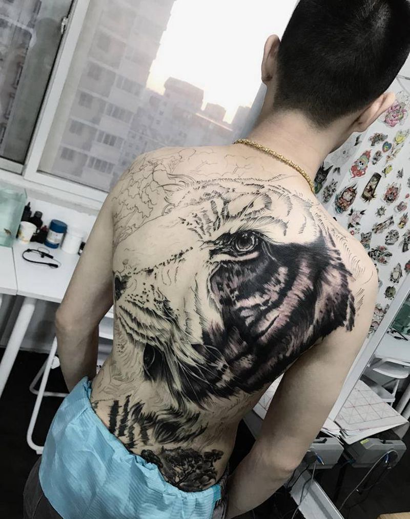 一点点纹身图片_背部老虎纹身图案