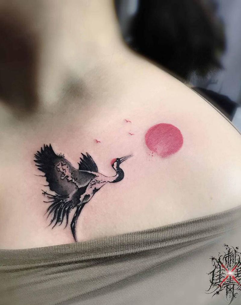 鹤纹身图片_胸部水墨纹身图案