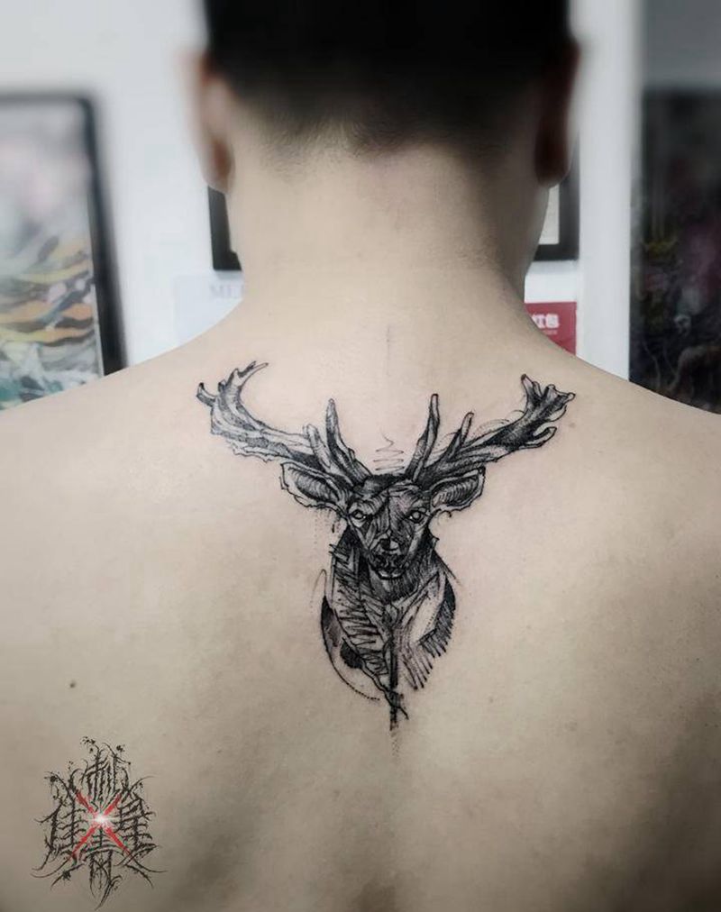 鹿纹身图片_背部点刺纹身图案