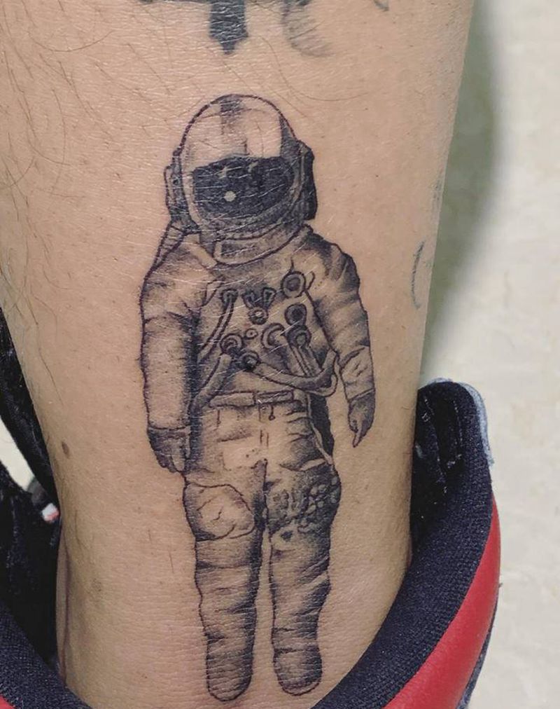 宇航员纹身图片_脚部纹身图案